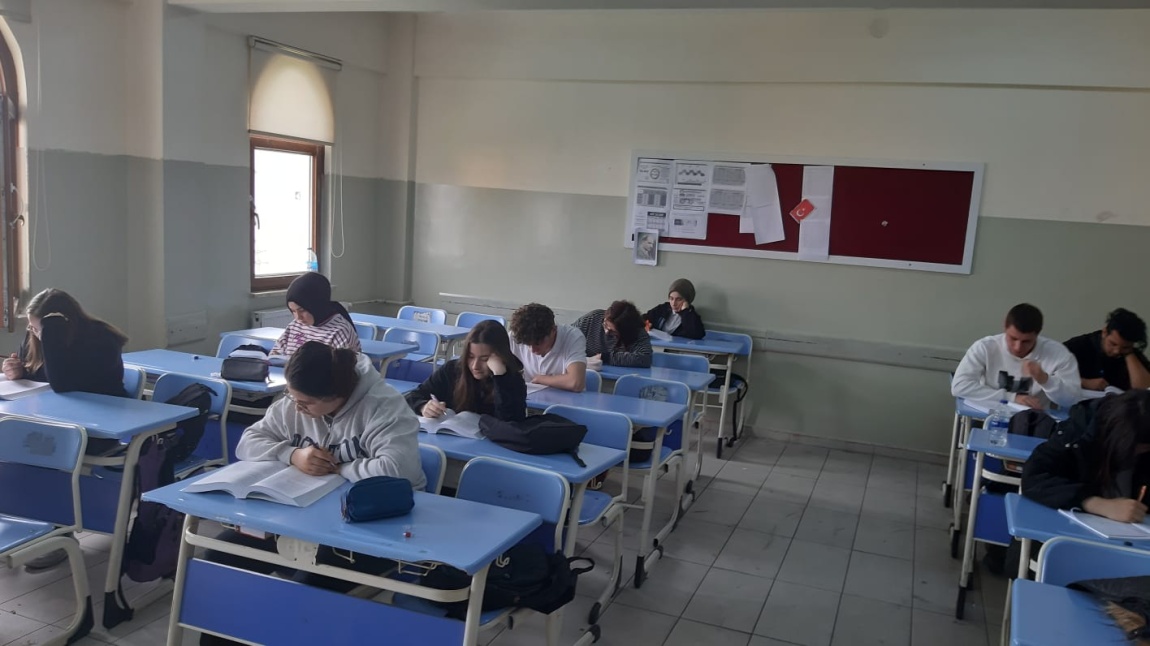 12. Sınıf Öğrencilerimiz Deneme Sınavlarıyla Üniversite Sınavlarına Hazırlanıyor..!